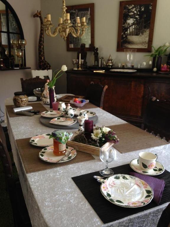una mesa de comedor con platos y platos. en Haus Silbertal, en Much