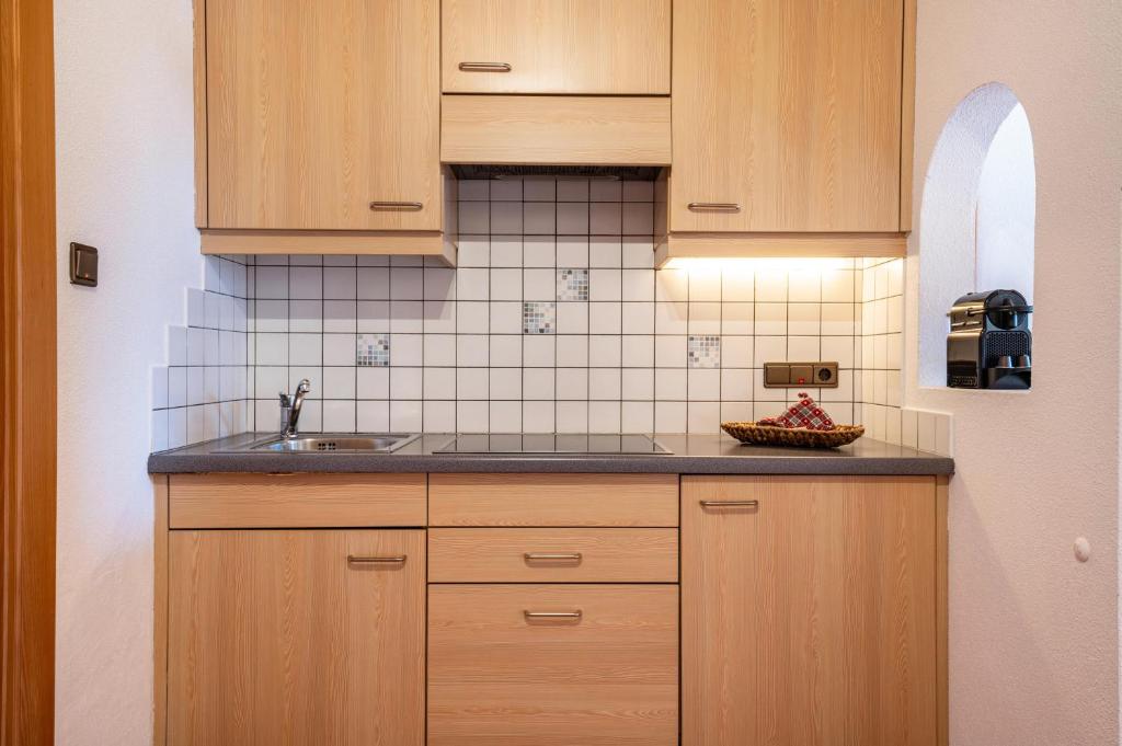 Kuchnia lub aneks kuchenny w obiekcie Häuslerhof App Pinus
