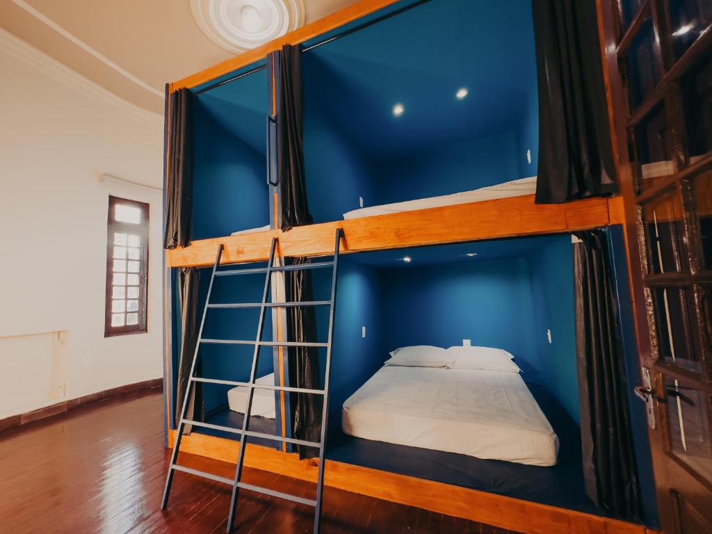 a couple of bunk beds in a room at Hostel Casarão Fronteira in Santana do Livramento
