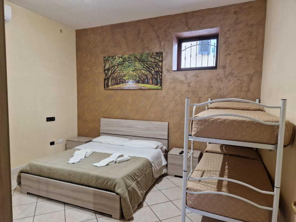 1 Schlafzimmer mit 2 Etagenbetten und einem Fenster in der Unterkunft La Domus Pompei Casa vacanza in Pompei