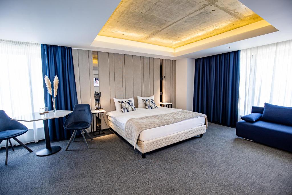Un pat sau paturi într-o cameră la Union Plaza Hotel