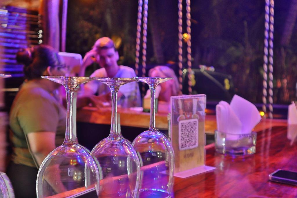 un gruppo di bicchieri da vino seduti su un tavolo di Hotel Koox Jool Bacalar a Bacalar