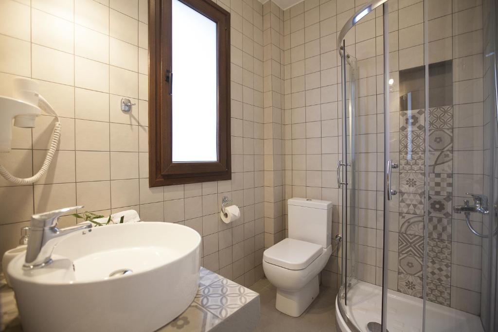 Koupelna v ubytování Enalia Villas