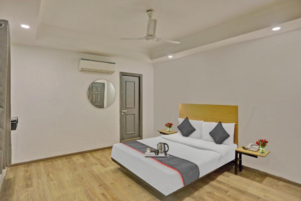 um quarto branco com uma cama e uma mesa em OYO Townhouse 1099 Jp Grand Near Mayapuri Chowk em Nova Deli