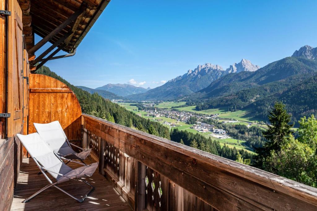 einen Balkon mit Stühlen und Bergblick in der Unterkunft Häuslerhof App Betula in Niederdorf