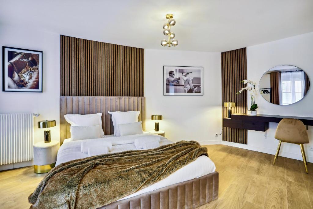 une chambre avec un grand lit et un miroir dans l'établissement Beautiful 2BDR near the Eiffel Tower, à Paris