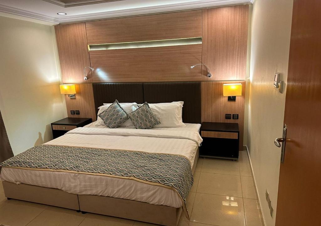 1 dormitorio con 1 cama grande y 2 almohadas en فندق الفرسان en Yeda