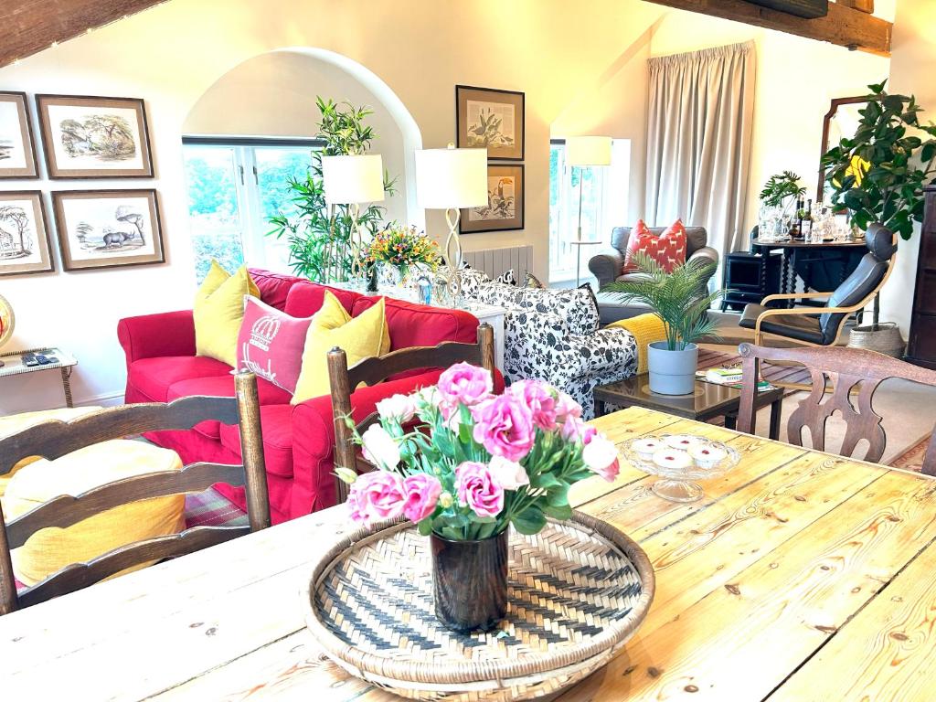 Spacious Luxury Apartment في هاليفاكس: غرفة معيشة مع طاولة عليها زهور