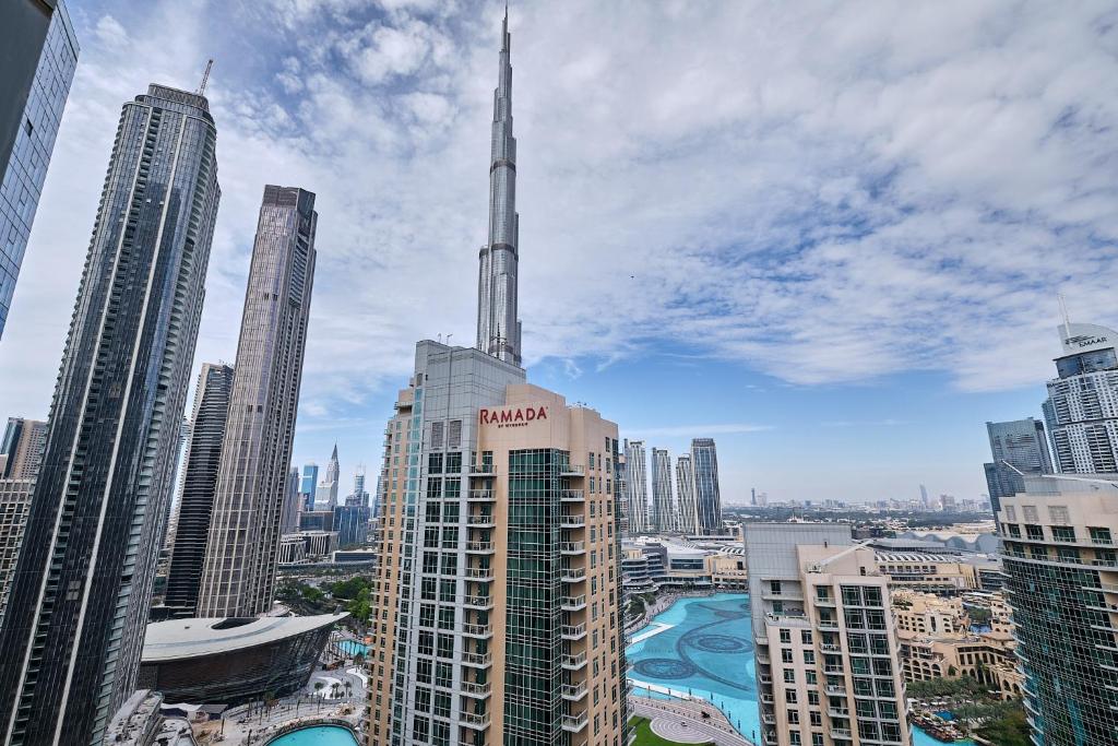 una vista de una ciudad con el edificio más alto del mundo en Bellavista - Relaxing - 1 BR - 29 Boulevard - Partial Burj Khalifa & Fountain View, en Dubái