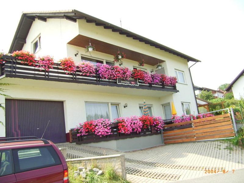 ein Haus mit Blumen auf dem Balkon in der Unterkunft Haus Waldeck in Wald-Michelbach