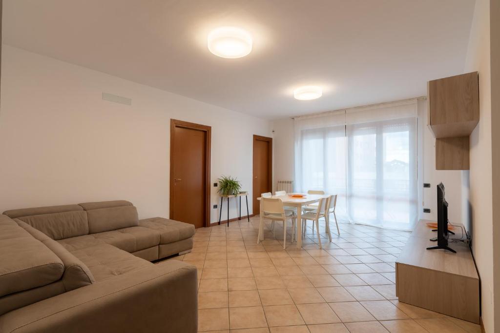 uma sala de estar com um sofá e uma mesa em Mizar*Q-Ampio Quadrilocale ad uso privato em Foligno