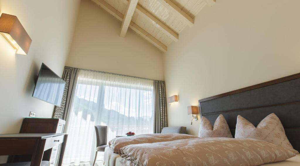 A bed or beds in a room at Hotel Niederreiter