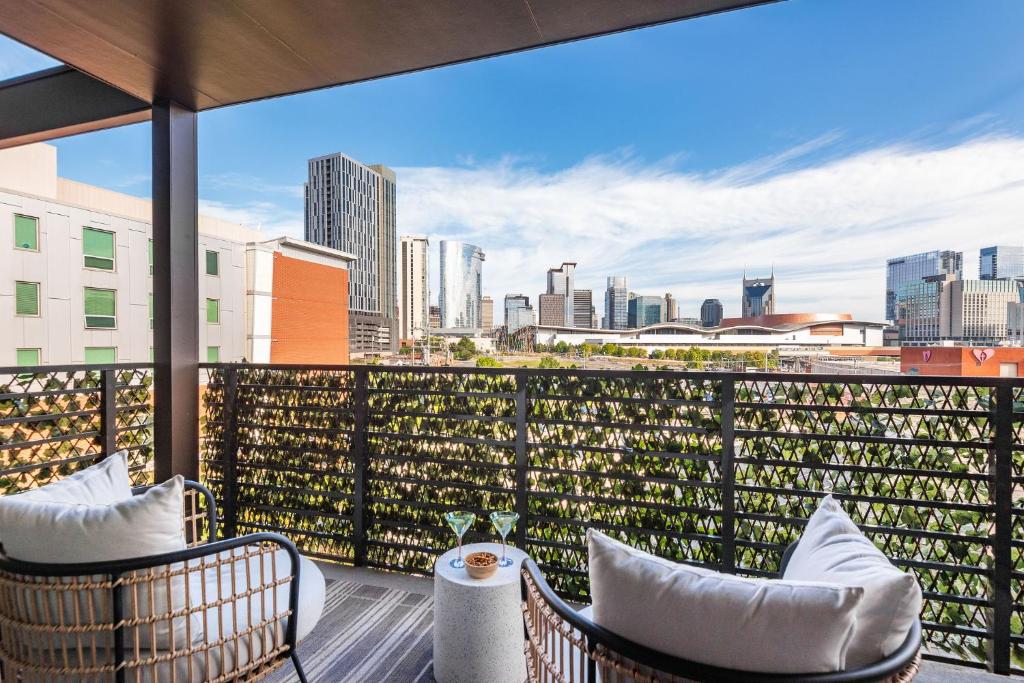 d'un balcon avec deux chaises et une vue sur la ville. dans l'établissement Hyve, à Nashville