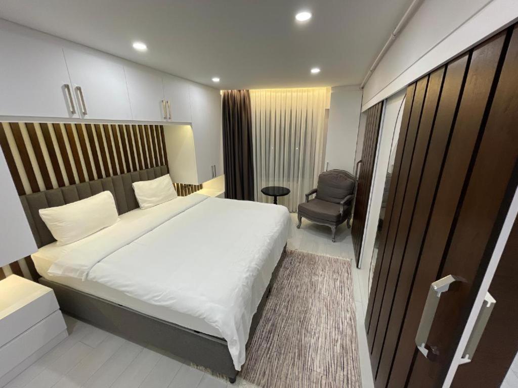 En eller flere senge i et værelse på Istanbul Apartments