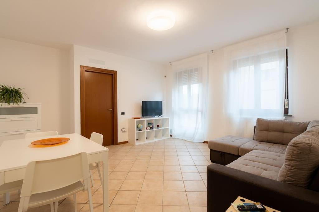 ein Wohnzimmer mit einem Sofa und einem Tisch in der Unterkunft Mizar*B-Ampio Bilocale con parcheggio gratuito in Foligno