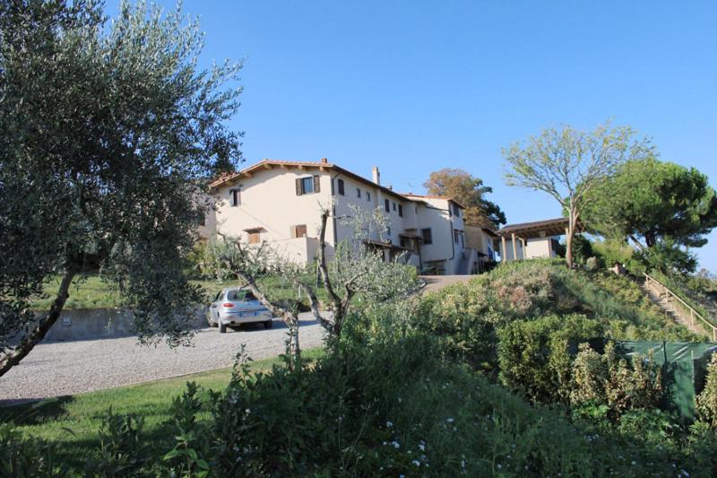 ein weißes Auto, das vor einem Haus parkt in der Unterkunft Agriturismo San Lorenzo in Lastra a Signa