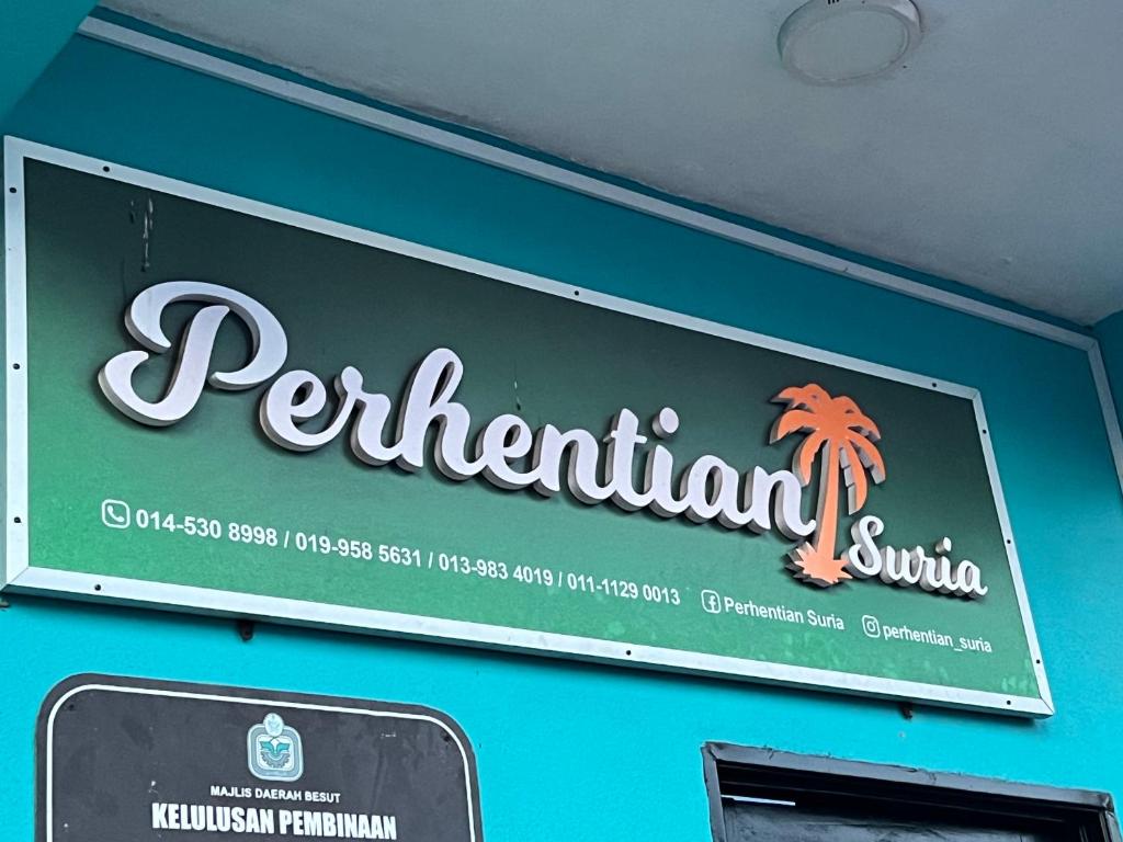 una señal para un restaurante en una pared azul en Perhentian Suria en Perhentian Island