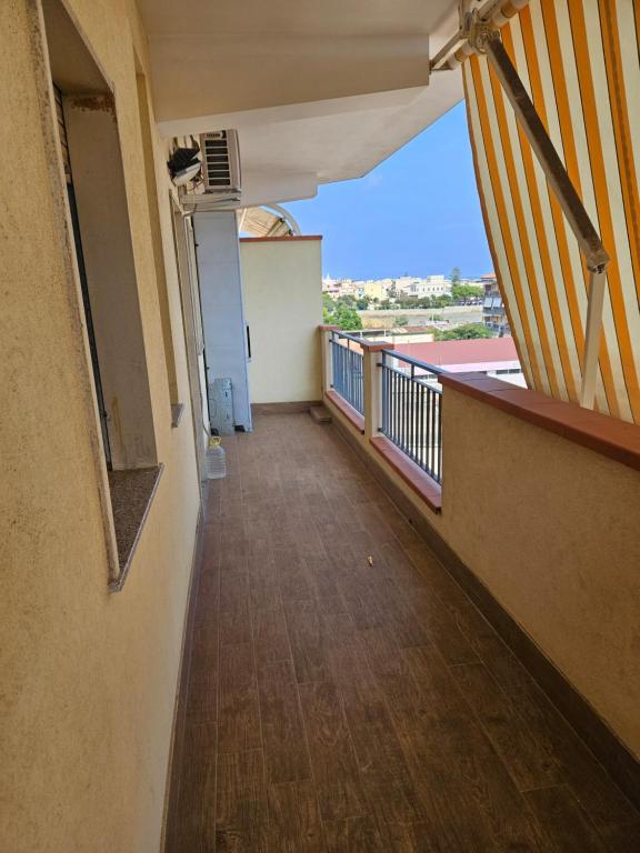 Habitación con balcón con vistas. en Santa teresa via regina margherita,627, en Santa Teresa di Riva