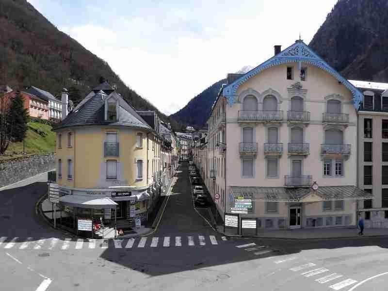 une rue vide dans une ville avec des bâtiments dans l'établissement Cauterets centre - Résidence Le marcadau 1, à Cauterets