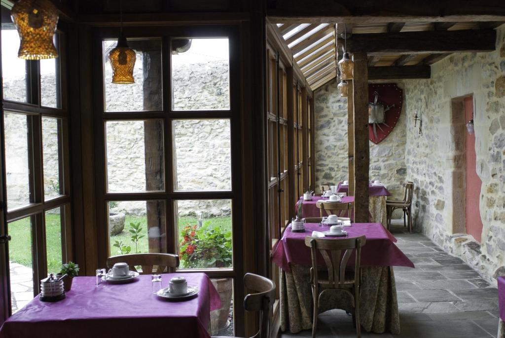 Un restaurante o sitio para comer en Posada La Casona de Los Güelitos