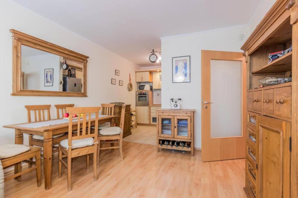 - une cuisine et une salle à manger avec une table et des chaises dans l'établissement Cosy Pet-friendly flat w balcony @ Orczy Garden, à Budapest