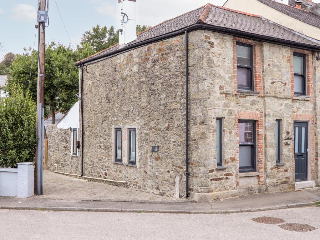 an old stone building on the corner of a street at The Old Customs Post in Flushing