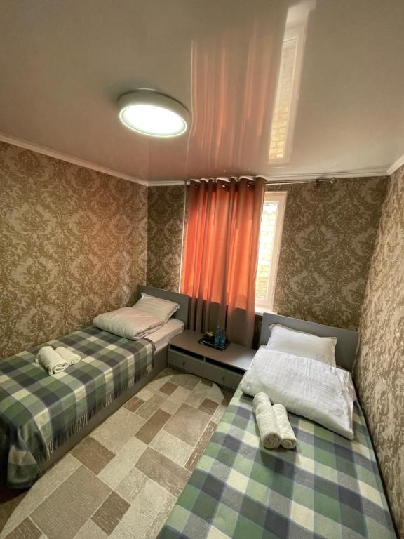 Un pat sau paturi într-o cameră la Fam_House