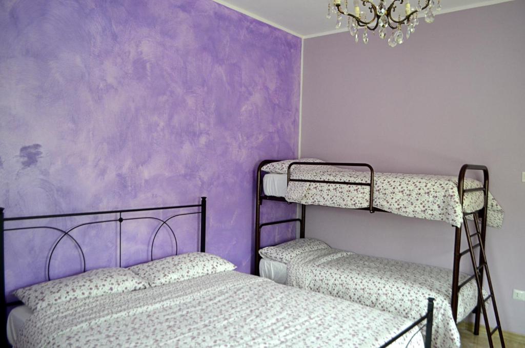 Divstāvu gulta vai divstāvu gultas numurā naktsmītnē Casa Vacanze Garofoli
