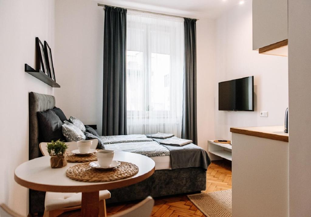 Televízia a/alebo spoločenská miestnosť v ubytovaní Memory Apartments
