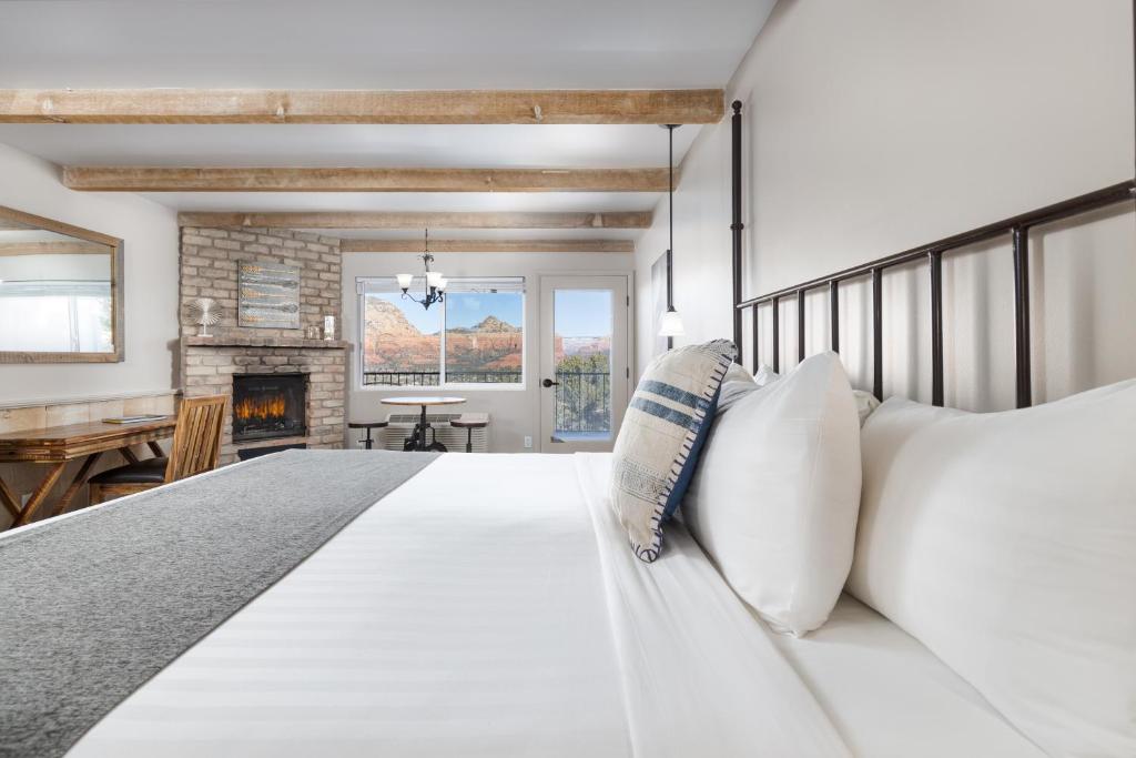 Sky Ranch Lodge - 