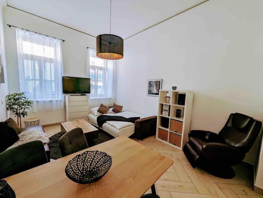 een woonkamer met een tafel en lederen stoelen bij Luxury CityApartment 2 in Wenen