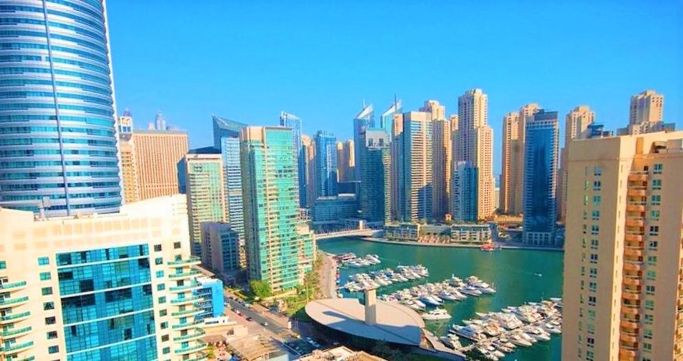 vistas a una ciudad con puerto y edificios en Royal Manor - Dream Tower, en Dubái