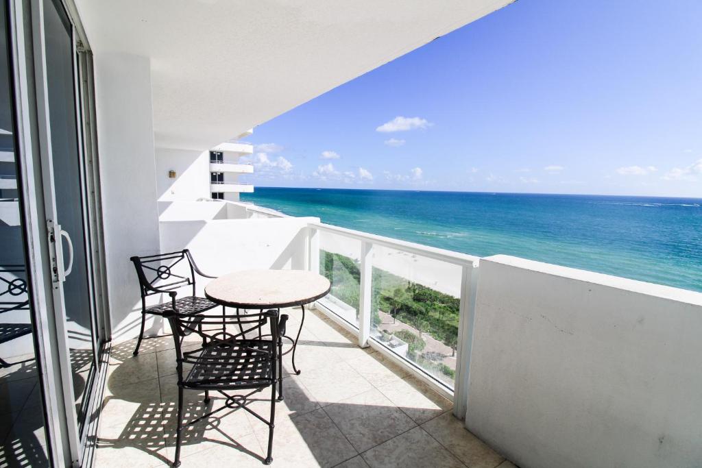 een balkon met een tafel en stoelen en de oceaan bij Balcony studio with Ocean View in Miami Beach