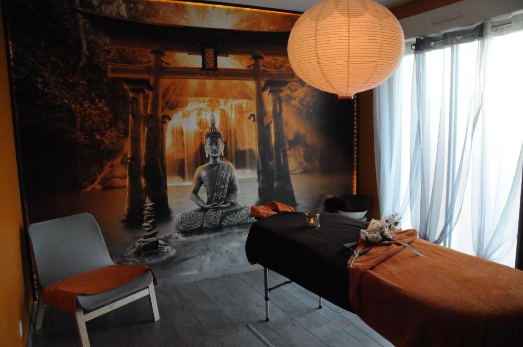 um quarto com uma cama e uma estátua em LA ROMANTIQUE SPA em Saint-Avertin