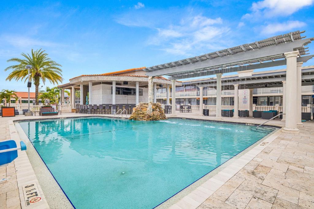 une grande piscine en face d'un bâtiment dans l'établissement Quality Inn and Conference Center Tampa-Brandon, à Tampa