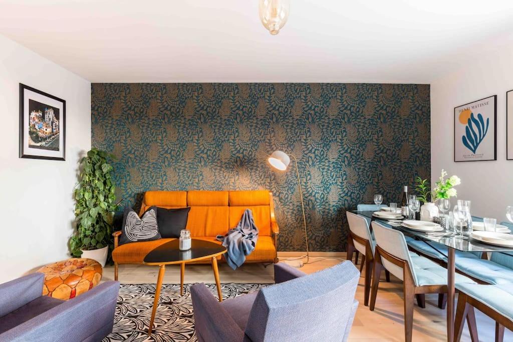 sala de estar con sofá naranja y mesa en Cozy vintage apartment en Viena