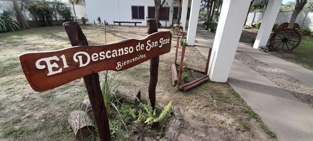 um sinal para uma rua em frente a uma casa em El Descanso de San José em Sauce Viejo