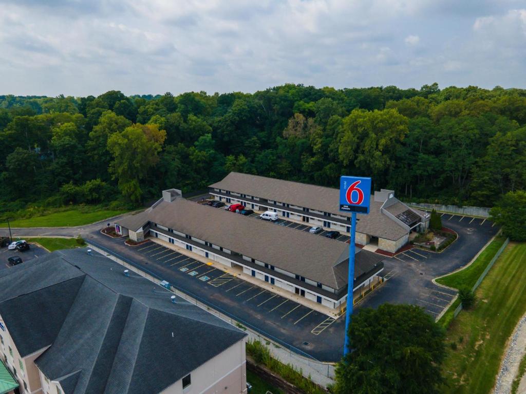 an overhead view of a building with a parking lot at Motel 6-Dayton, OH - Englewood in Englewood