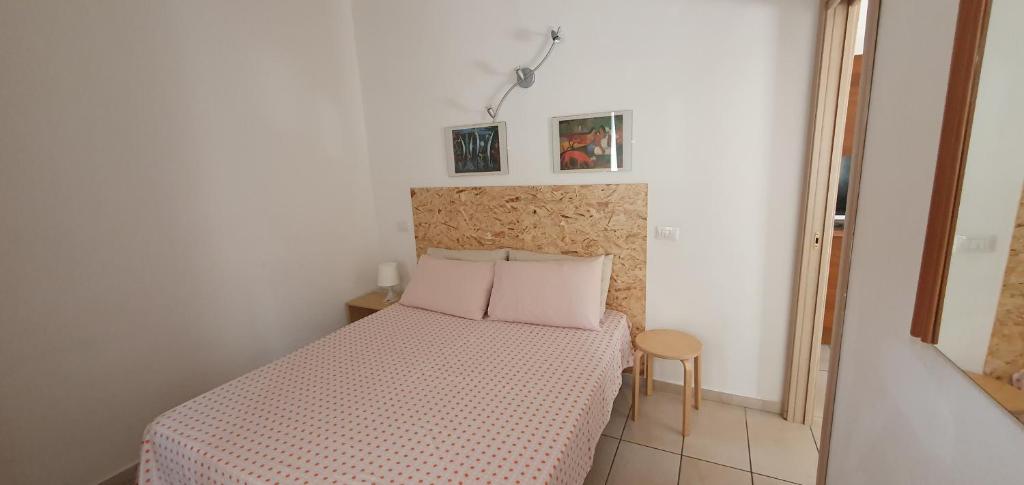 una piccola camera con letto e tavolo di domenicocorvi89 a Viterbo