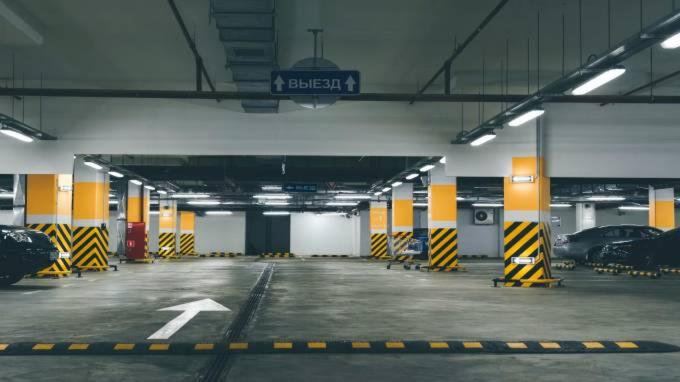 uma garagem vazia com carros estacionados nela em CAR PARKING AGRINIO SMART KEY BOX by PROJECT 86 IKE em Agrinion