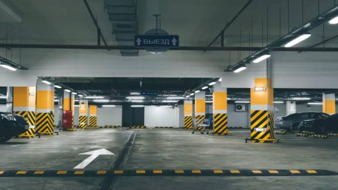 een lege parkeergarage met auto's erin geparkeerd bij CAR PARKING AGRINIO SMART KEY BOX by PROJECT 86 IKE in Agrinion