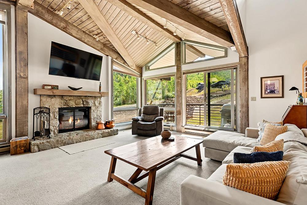 Televisyen dan/atau pusat hiburan di Enclave 307, Snowmass Ski-In/Ski-Out Condo w/Shared Pool/Hot Tub