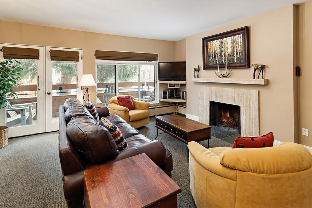 Fasching Haus Unit 180, Cozy, Deluxe Condo with Private Deck, 2 Blocks from Downtown - アパート
