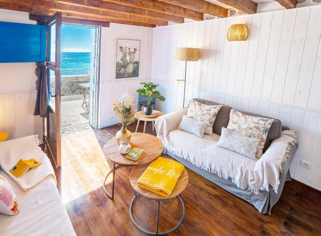 Posezení v ubytování Eco Fisherman's Seafront Cottage - Fantastic Views - Private Courtyard