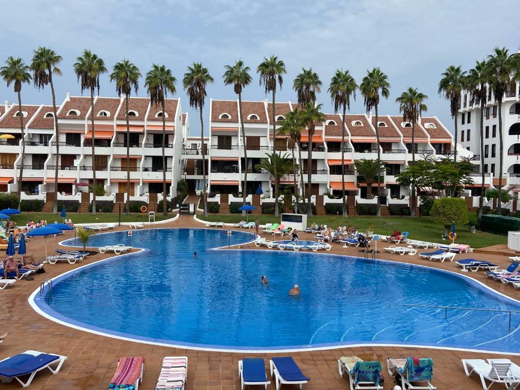 una gran piscina frente a un complejo en Parque Santiago 2 Luxury Apartment en Playa de las Americas