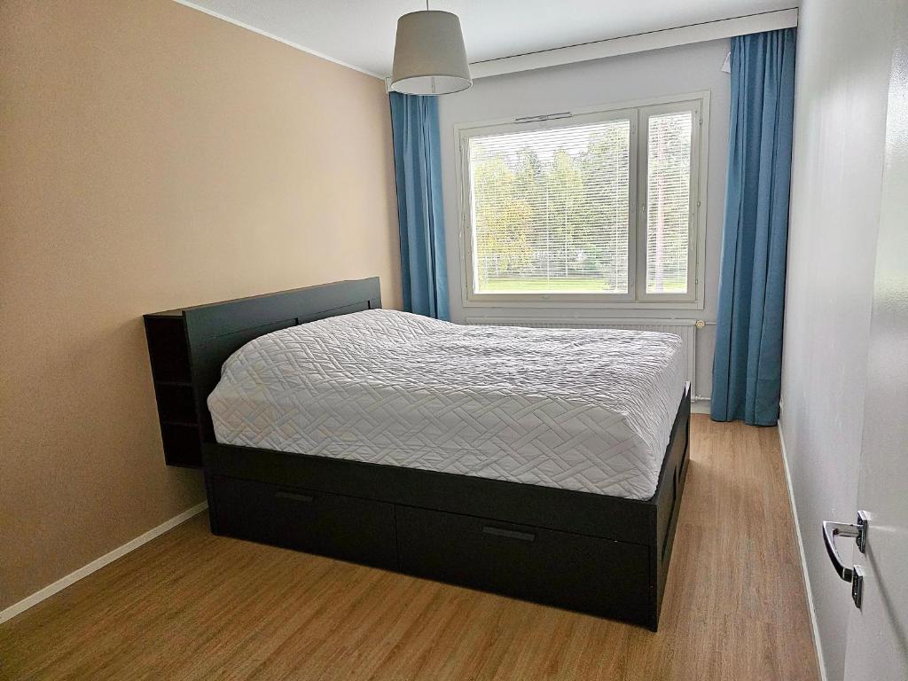 sypialnia z łóżkiem w pokoju z oknem w obiekcie Viihtyisä tilava kaksio w mieście Valkeakoski