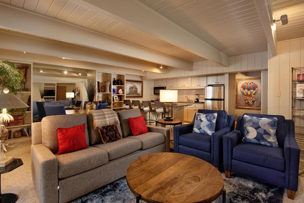 un soggiorno con divano, 2 sedie e tavolo di Chateau Dumont Unit 11, Contemporary Condo with a Great Downtown Location ad Aspen