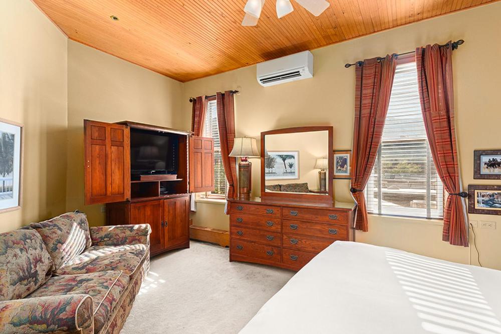 uma sala de estar com um sofá e uma televisão em Independence Square 308, Top Floor Hotel Room with Ideal Downtown Location em Aspen