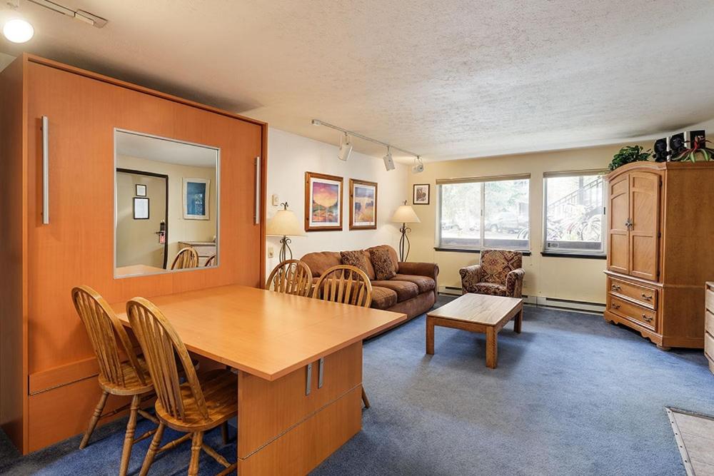 Silverglo Condominiums 104, Budget-Friendly Studio Close to Downtown, Full Kitchen, New Bathroom - アパート
