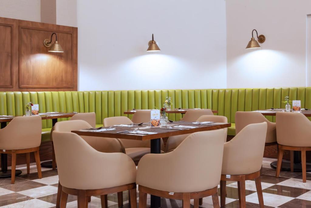 Posezení v ubytování Plaza Camelinas Hotel
